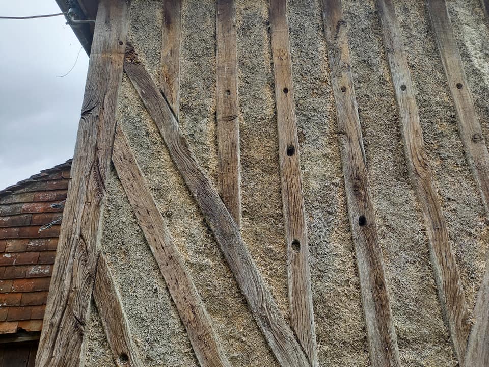 Restauration d'une maison en colombage en plusieurs étapes au sol réalisation d'une dalle béton isolé avec plancher chauffant et chape anhydrite sur les murs nous avons isoler avec du chanvre sur 30 cm de large