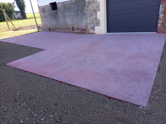 Réalisation d'un accès au garage avec une dalle en béton désactivé coloré